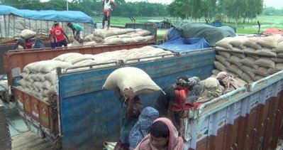 হিলি স্থলবন্দরে চাল খালাস শুরু (ছবি: হিলি প্রতিনিধি)
