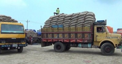 হিলি স্থলবন্দরে চাল খালাস শুরু (ছবি: হিলি প্রতিনিধি)