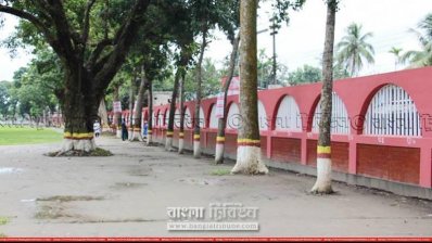 শোলাকিয়ার প্রাচীর ঘেরা বিশাল প্রাঙ্গণ  
