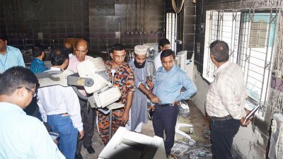 আইসিইউয়ের পুড়ে যাওয়া স্টোররুম পরিদর্শন করছে তদন্ত কমিটি