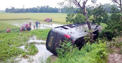 গতির প্রতিযোগিতায় নিয়ন্ত্রণ হারিয়ে এভাবে উল্টে পড়ে এনা পরিবহনের একটি বাস