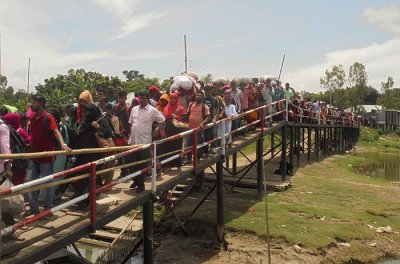 দৌলতদিয়া ঘাটে ঢাকামুখী মানুষের ঢল