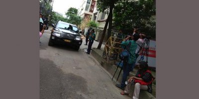 শ্রদ্ধা নিবেদন শেষে বেরিয়ে যাচ্ছেন জাপানি রাষ্ট্রদূত