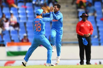 কোহলির সঙ্গে কুলদীপের উইকেট উদযাপন