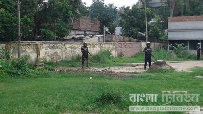 কুষ্টিয়ায় জঙ্গি আস্তানা সন্দেহে একটি বাড়ি ঘিরে রেখেছে পুলিশ, তিন নারী জঙ্গি আটক