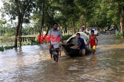 বন্যার কারণে উপজেলার সদরের সড়কে চলছে নৌকা ২ (ছবি- সিলেট প্রতিনিধি)