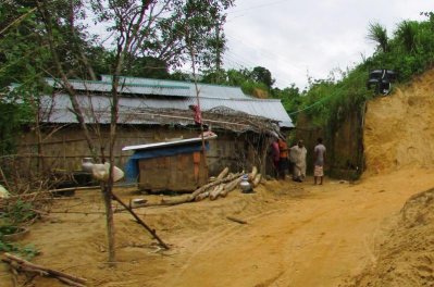 ধসের পর আবারও পাহাড় কেটে ঘরবাড়ি বানাচ্ছে স্থানীয়রা