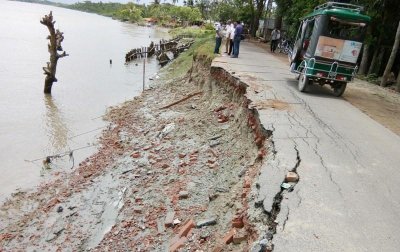 নদী ভাঙনে ধসে পড়েছে বাগেরহাট-রুপসা সড়ক, ছবি বাগেরহাট প্রতিনিধি