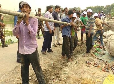নরসিংদীতে অবৈধ গ্যাস সংযোগ বিচ্ছিন্ন করা হচ্ছে 2 ( ছবি- নরসিংদী প্রতিনিধি)