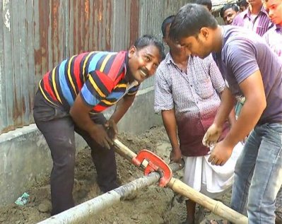 নরসিংদীতে অবৈধ গ্যাস সংযোগ বিচ্ছিন্ন করা হচ্ছে ( ছবি- নরসিংদী প্রতিনিধি)