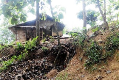 ধসে পড়া পাহাড়ে ফিরে এসে আবারও বাড়ি তৈরি করছে স্থানীয়রা