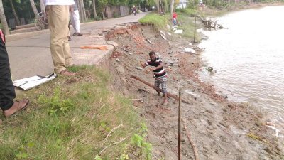 হুমকির মুখে বাগেরহাট-রুপসা সড়ক, ঝুঁকি নিয়ে চলছে যান