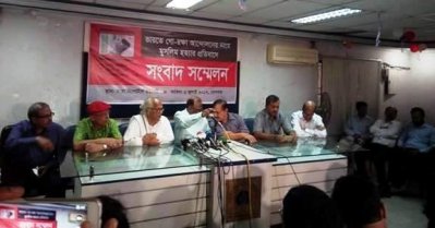 ঢাকা রিপোর্টার্স ইউনিটিতে আয়োজিত সংবাদ সম্মেলনে আমাদের দেশ এর ভারপ্রাপ্ত সম্পাদক মাহমুদুর রহমান ও অন্যরা