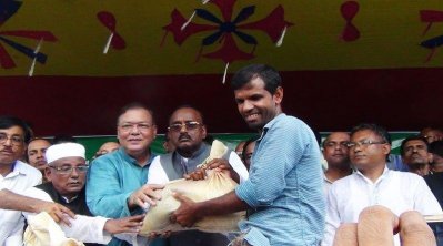 মৌলভীবাজারের দুর্গতদের মাঝে ত্রাণ বিতরণ করা হচ্ছে ২ (ছবি- মৌলভীবাজার প্রতিনিধি)