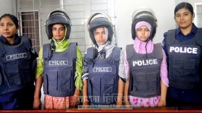 &lsquo;টেপিড পাঞ্চে&rsquo; আটক হওয়া ৩ নারী জঙ্গি (ছবি-কুষ্টিয়া প্রতিনিধি)