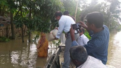 মৌলভীবাজারের দুর্গতদের মাঝে ত্রাণ বিতরণ করা হচ্ছে  (ছবি- মৌলভীবাজার প্রতিনিধি)