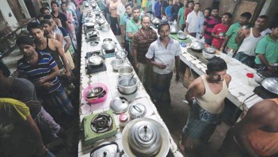 মালয়েশিয়ায় কর্মরত একদল অভিবাসী শ্রমিক