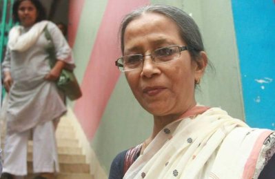 সাংবাদিকদের সঙ্গে কথা বলছেন ফরিদা আখতার