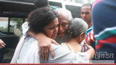 আদাবর থানায় আনার পর মেয়ে ও স্ত্রীকে জড়িয়ে ধরেন ফরহাদ মাজহার