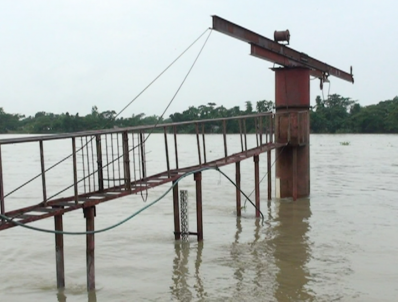সুরমা নদীর পানি বিপদ সীমার উপর দিয়ে প্রবাহিত হচ্ছে ( ছবি- সুনামগঞ্জ প্রতিনিধি)