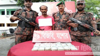 টাকাসহ পাচারকারী