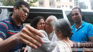 আদাবর থানার সামনে গাড়ি থেকে নামার পর মেয়েকে জড়িয়ে ধরেন ফরহাদ মজহার