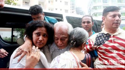 ঢাকায় ফেরার পর পরিবারের সঙ্গে ফরহাদ মজহার (ছবি- নাসিরুল ইসলাম)