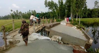বাঁশের সাঁকো দিয়ে ঝুঁকিপূর্ণ চলাচল