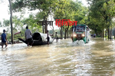 বন্যার পানিতে তলিয়ে যাওয়া বিয়ানীবাজারের রাস্তায় নৌকা ও সিএনজি চলছে পাশাপাশি