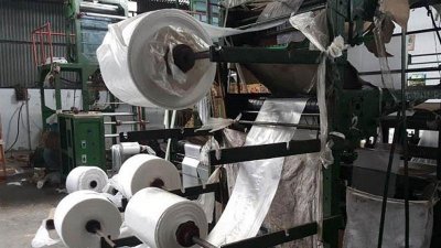 নিষিদ্ধ পলিথিন ব্যাগের কারখানা (ফাইল ছবি)