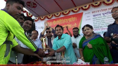 তাদের পাশে আছেন মুশফিক
