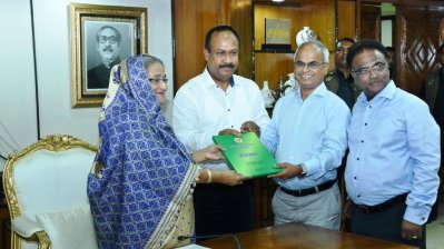 প্রধানমন্ত্রীর কাছে ওয়েজ কমিশনের প্রতিবেদন হস্তান্তর করা হচ্ছে (ছবি- ফোকাস বাংলা)
