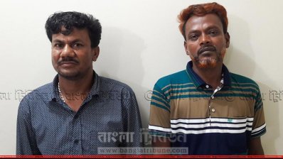 পিবিআই সদস্যদের হাতে আটক দুই চাঁদাবাজ আলমগীর হোসেন ও মো. সুরুজ মিয়া