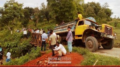 ট্রাক পার হওয়ার সময় ভেঙে পড়ে বেইলি ব্রিজ
