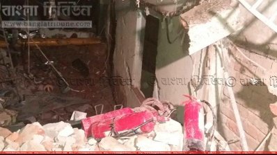 গাজীপুরের মাল্টি ফ্যাবস কারখানায় বয়লার বিস্ফোরণের পর বিধ্বম্ত দেয়াল 
