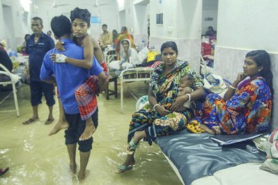 জলাবদ্ধতায় চট্টগ্রামের মা ও শিশু হাসপাতালের ভেতরে জমে থাকা পানি