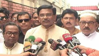 সাংবাদিকদের প্রশ্নের জবাব দিচ্ছেন মাহবুব উল আলম হানিফ (ছবি-কুষ্টিয়া প্রতিনিধি)