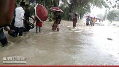 কক্সবাজারে ত্রাণ বিতরণের এই দৃশ্য দেখা যায় স্বল্প সময়