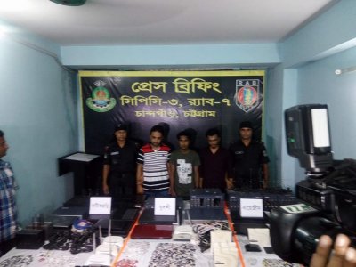 র&zwnj;্যাবের অভিযানে আটক ভিওআইপি ব্যবসায়ীরা (ছবি-চট্টগ্রাম ব্যুরো)