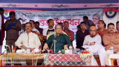মঞ্চে অন্যান্যের সঙ্গে মির্জা ফখরুল