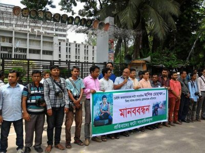 মানববন্ধনে গণমাধ্যমের সংবাদকর্মীরা