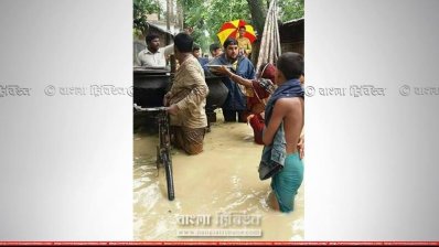 কক্সবাজারে ত্রাণ বিতরণের এই দৃশ্য দেখা যায় স্বল্প সময়