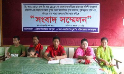 বাবা-ছেলে হত্যার বিচারের দাবিতে সংবাদ সম্মেলন (ছবি-খাগড়াছড়ি প্রতিনিধি)