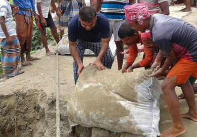 যমুনায় পানি বৃদ্ধি, সিরাজগঞ্জে বালির বস্তা ফেলে বাঁধ রক্ষার চেষ্টা