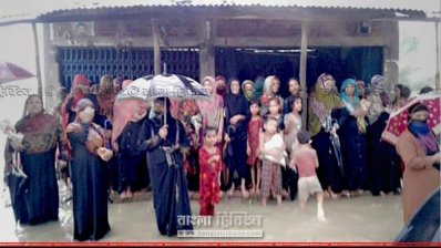 ত্রাণের জন্য দাঁড়িয়ে থাকা বন্যাদুর্গতরা