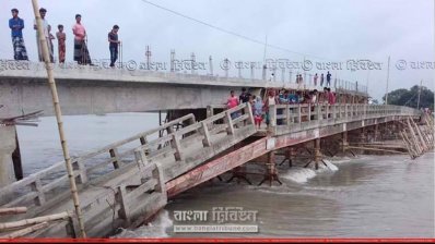 পদ্মার তীব্র স্রোতে গোলডাংগী সেতুর ধস