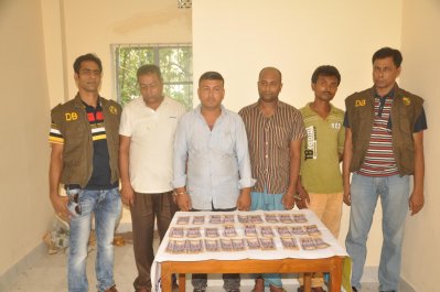 চট্টগ্রামে আটক চার জাল নোট ব্যাবসায়ী (ছবি- চট্টগ্রাম প্রতিনিধি)