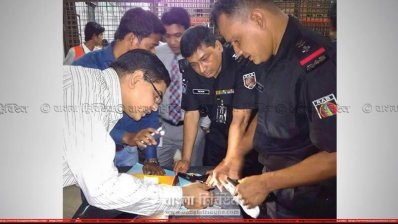 চালানে আসা পিস্তল পরীক্ষা করছেন শুল্ক গোয়েন্দারা