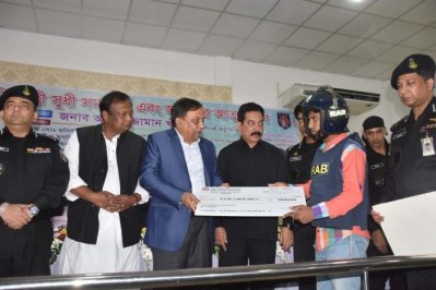 গত নভেম্বরে রংপুরে তিন জঙ্গির আত্মসমর্পণ অনুষ্ঠানে স্বরাষ্ট্রমন্ত্রী (ফাইল ফটো)