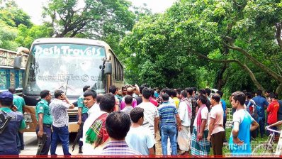 দেশ পরিবহনের এই বাসটি ভাঙচুর করা হয়